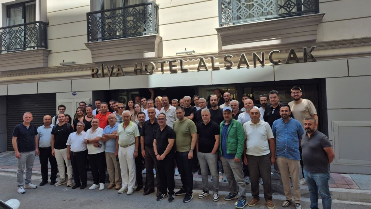 Bilsa bayi toplantısı katılımcıları İzmir Alsancak Riva Otel önünde
